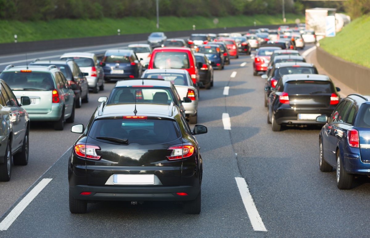 11 Simple Driving Habits That Make Traffic Feel Less Like War - Motor Mox